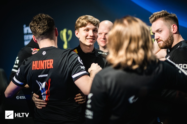 资讯明天和意外哪个先来？#绝地求生搞笑#